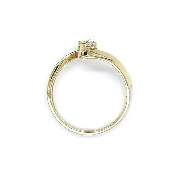 锆石金订婚戒指