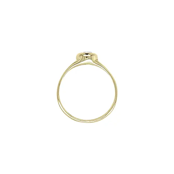 镶嵌立方氧化锆的订婚戒指