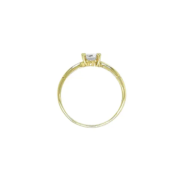 镶嵌立方氧化锆的订婚戒指