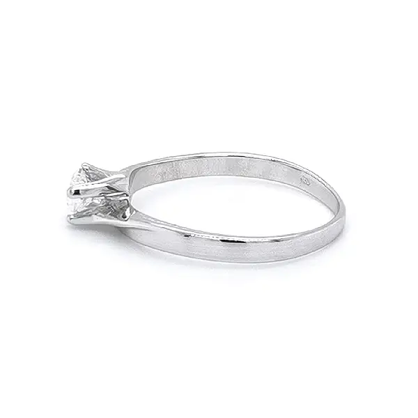 白金锆石订婚戒指