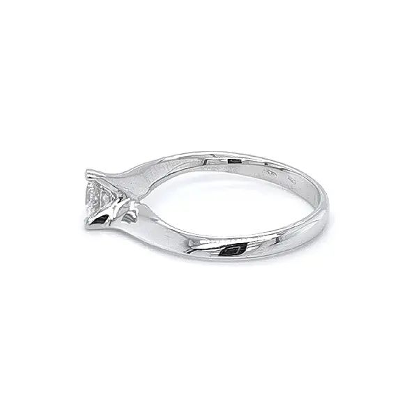 白金锆石订婚戒指