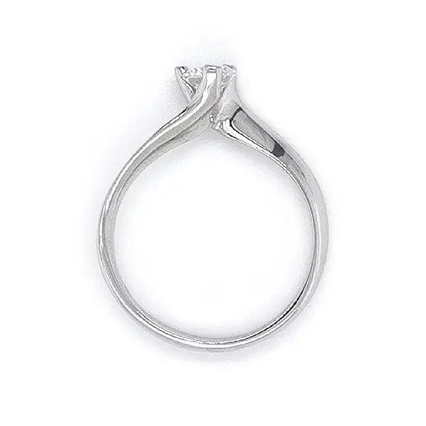 白金锆石订婚戒指