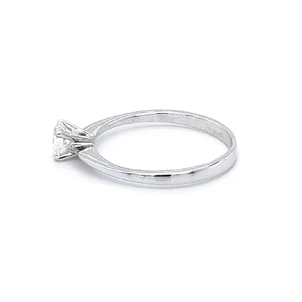 白金锆石订婚戒指