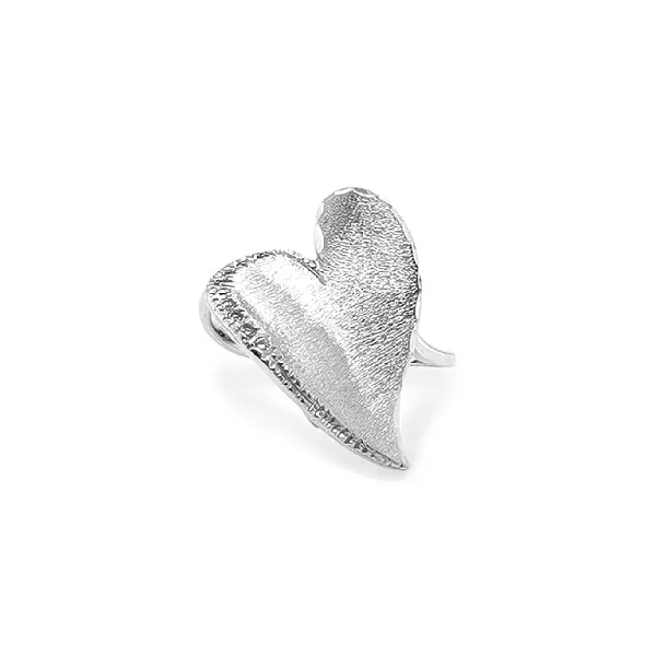 心形镶锆石金戒指