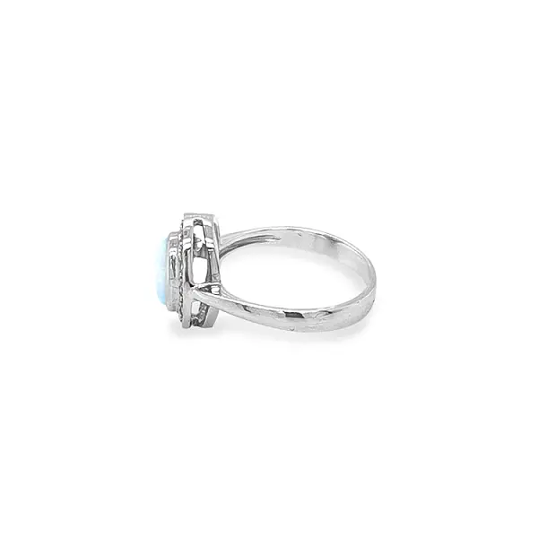 镶嵌蛋白石和锆石的金戒指