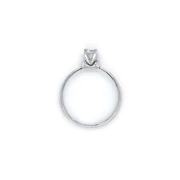 白金锆石订婚戒指