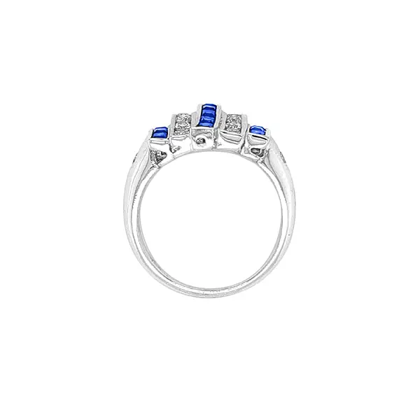 镶嵌施华洛世奇水晶的金戒指