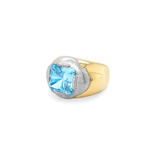 镶蓝色宝石的金戒指