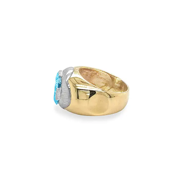 镶蓝色宝石的金戒指