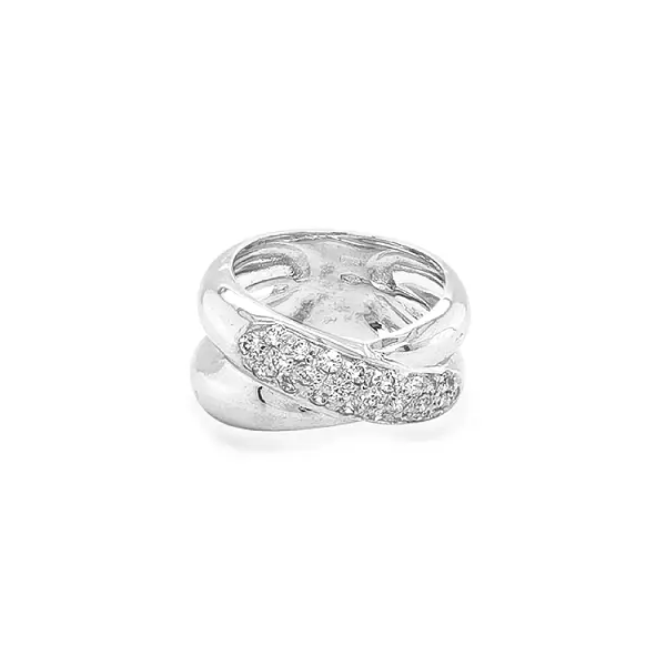 镶嵌白金锆石的女士戒指