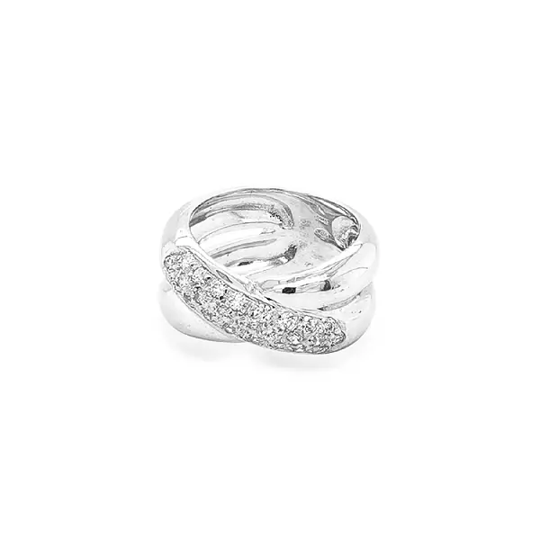 镶嵌白金锆石的女士戒指