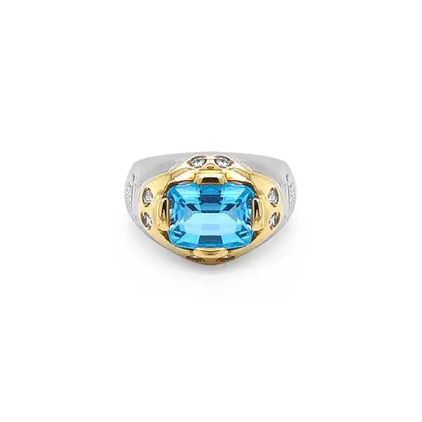 镶蓝色宝石的金戒指