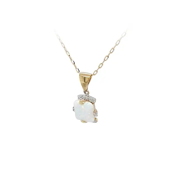 镶嵌蛋白石和锆石的黄金吊坠