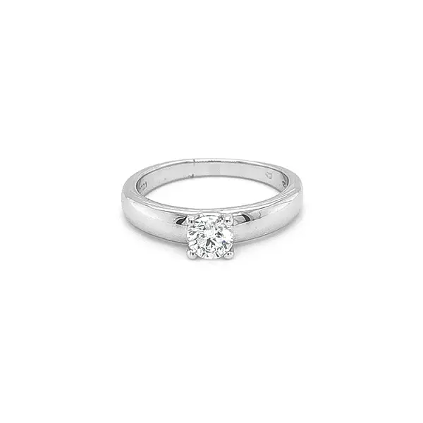 镶钻黄金订婚戒指