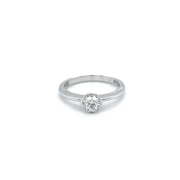 镶钻黄金订婚戒指