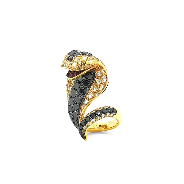 镶嵌黑白钻石的金戒指