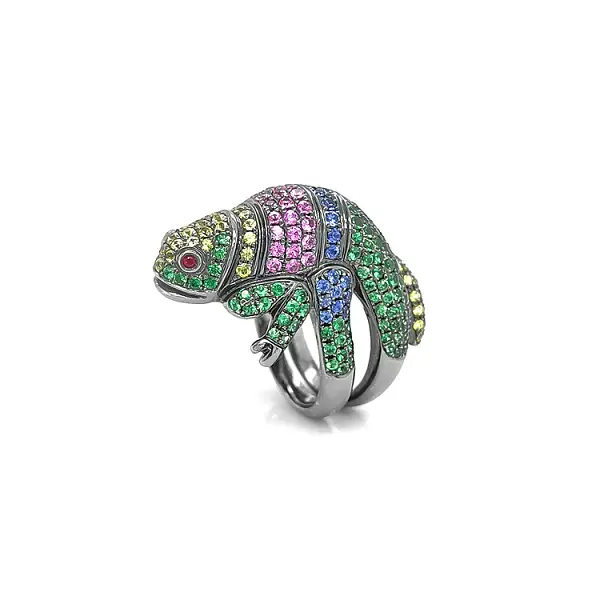 镶嵌彩色宝石的金戒指