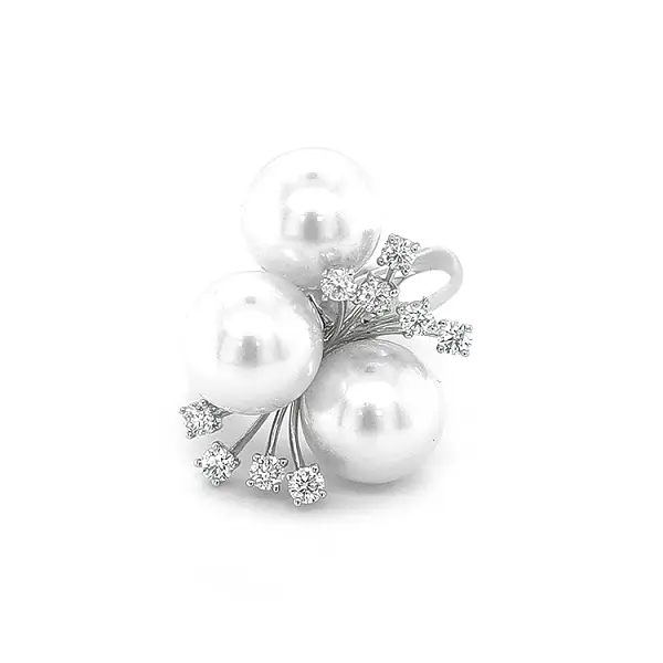 镶嵌珍珠和钻石的金戒指