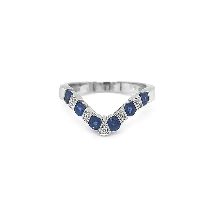 镶蓝宝石和钻石的金戒指