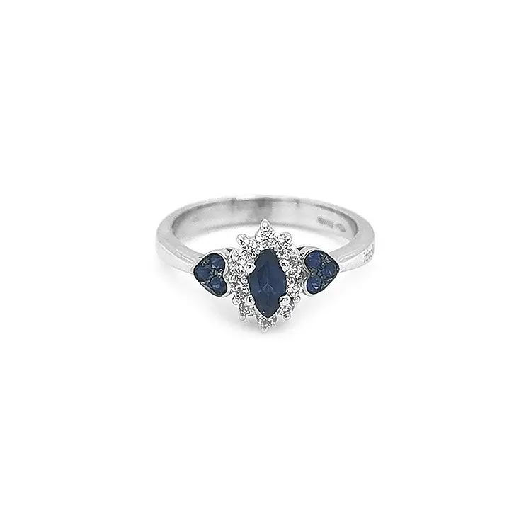 镶蓝宝石和钻石的金戒指