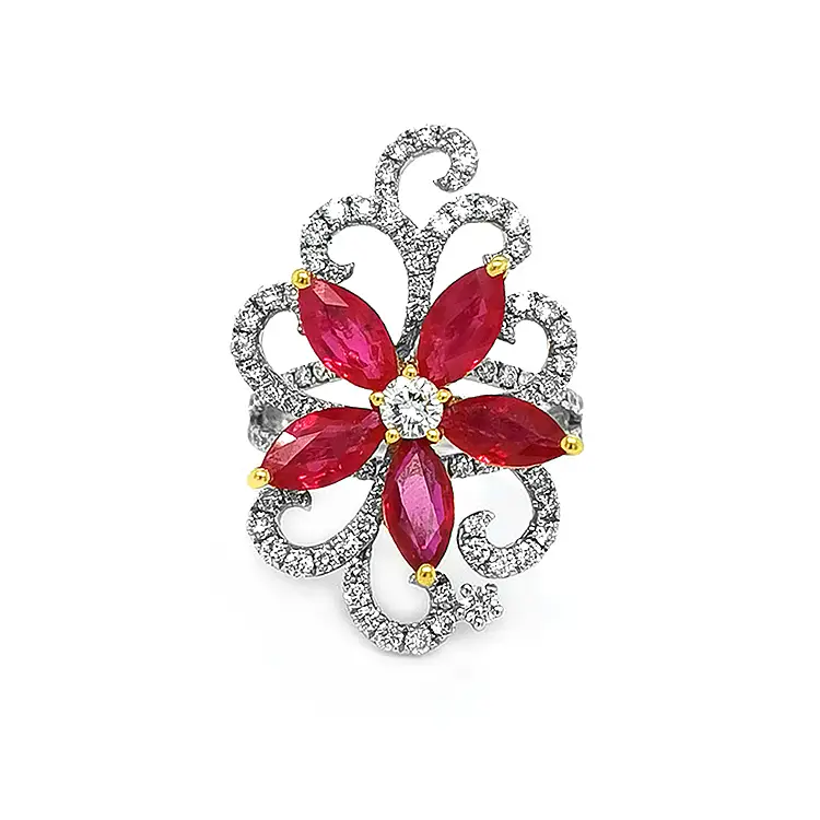 镶红宝石和钻石的金戒指