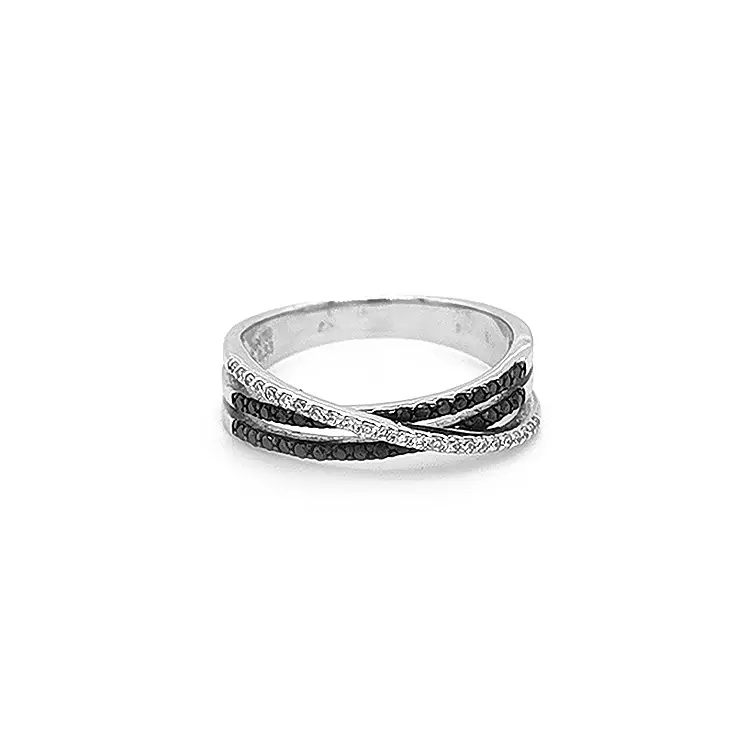 镶嵌黑白钻石的金戒指