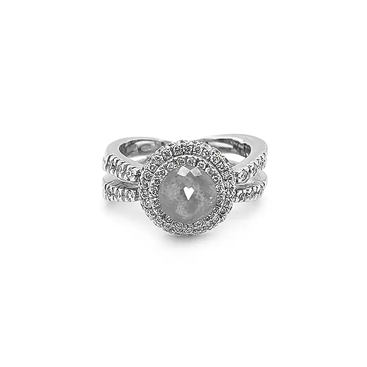 镶嵌灰白钻石的金戒指