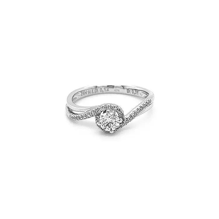 镶钻黄金订婚戒指