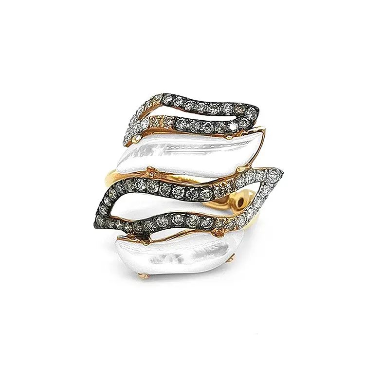 镶珍珠和彩钻的金戒指