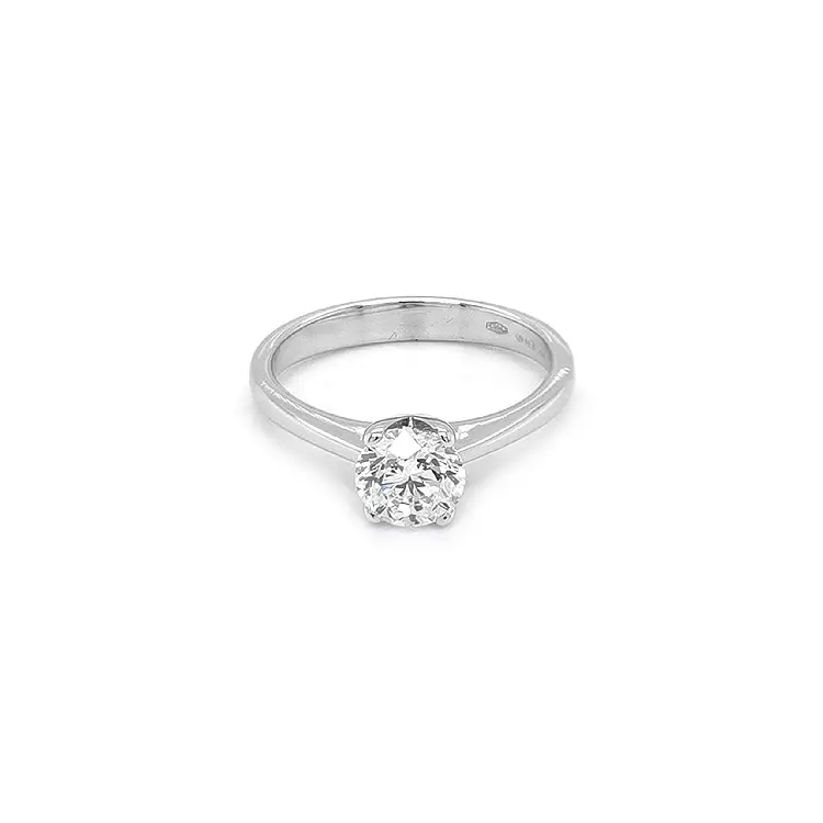 镶钻金质订婚戒指