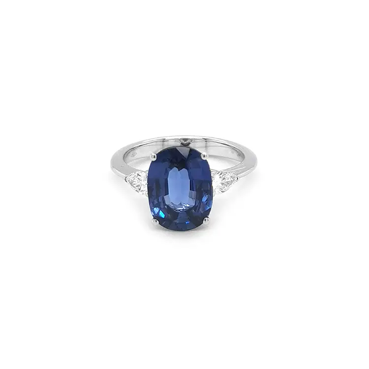 镶嵌蓝宝石和钻石的黄金订婚戒指