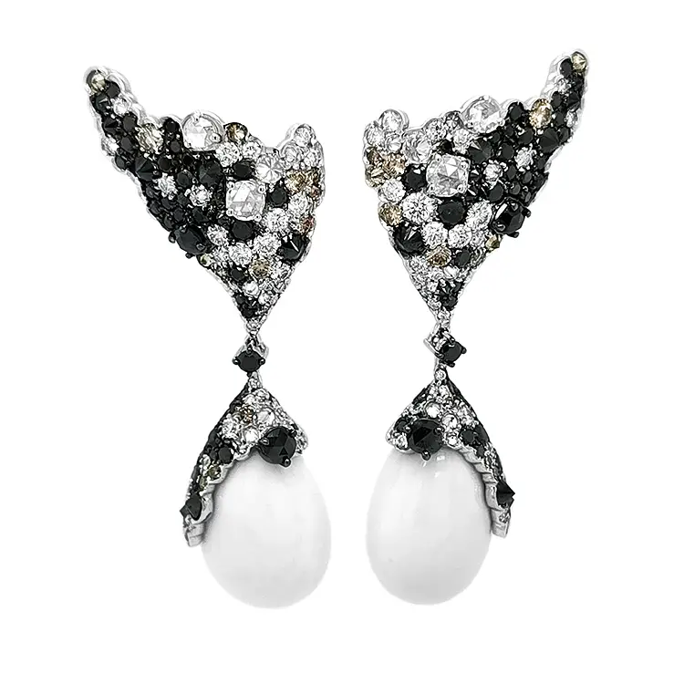 镶白玛瑙和钻石的黄金耳环