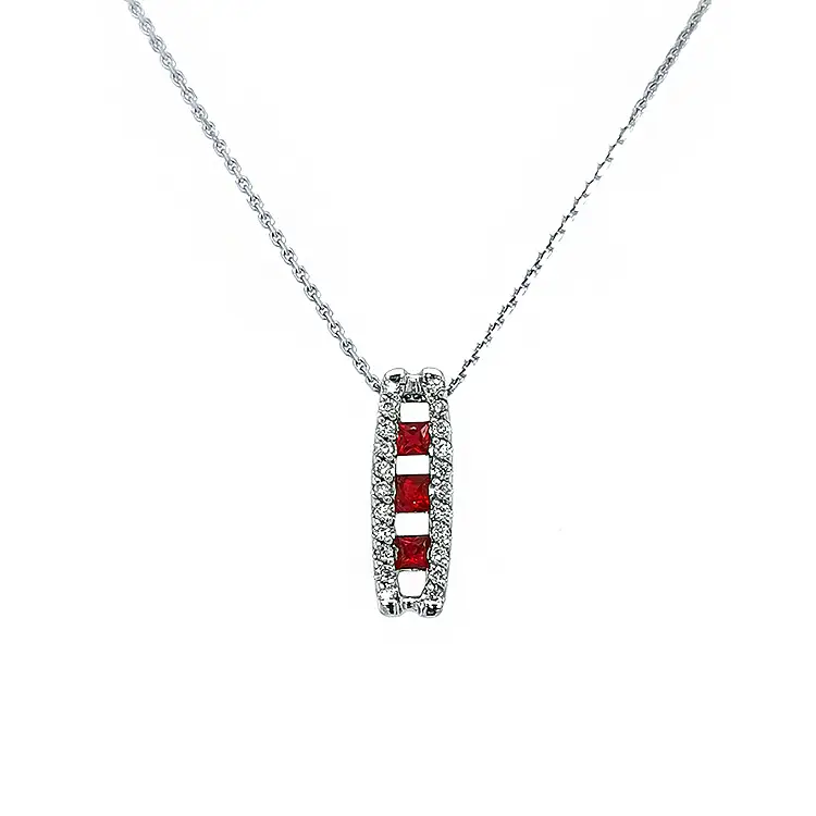 镶红宝石和钻石的黄金吊坠