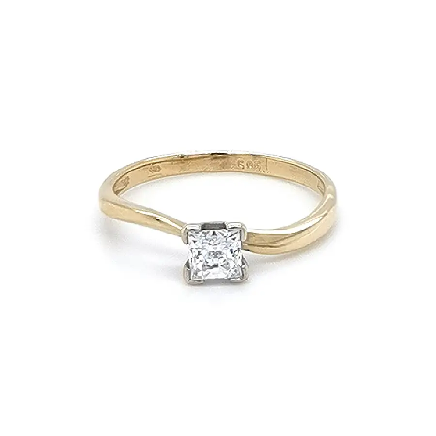 锆石金订婚戒指