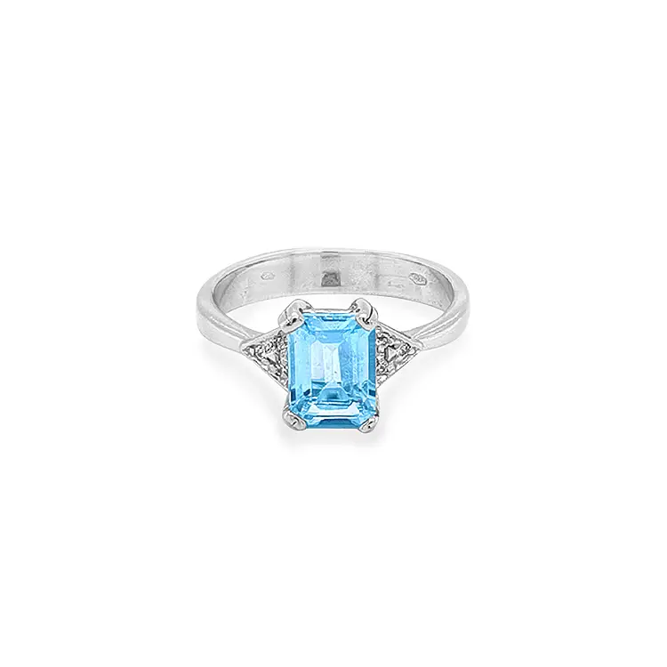 镶蓝色宝石的金戒指