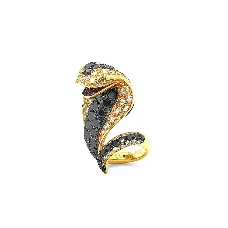 镶嵌黑白钻石的金戒指