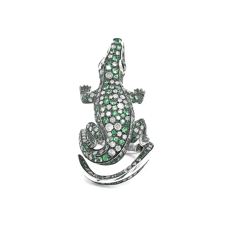 镶绿色石榴石和钻石的金戒指