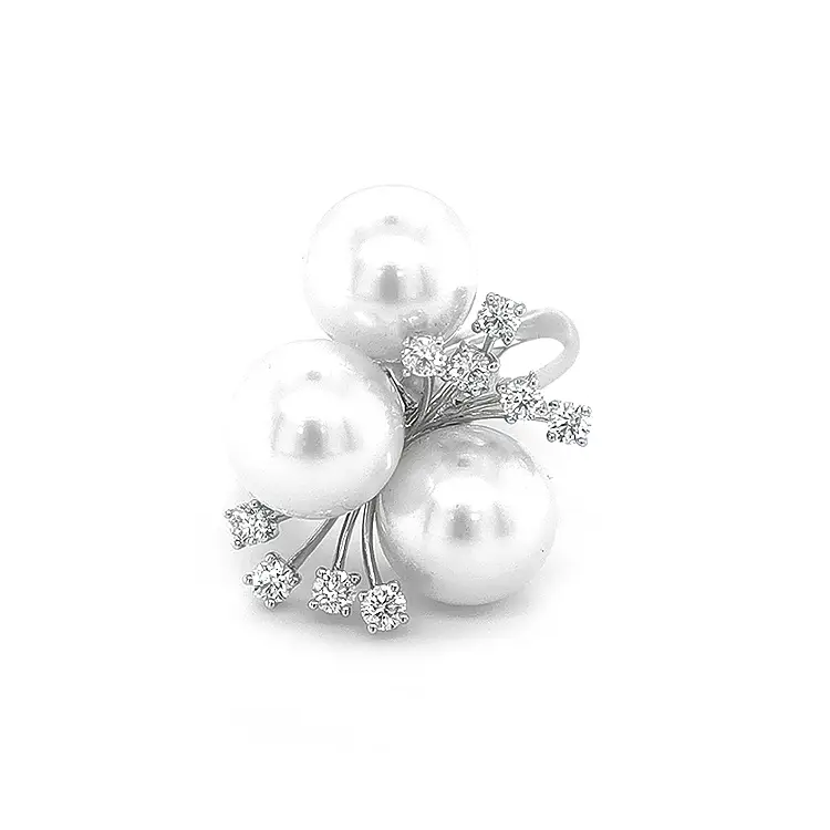 镶嵌珍珠和钻石的金戒指