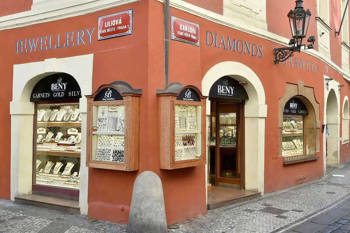 向布拉格市中心扩张：卡尔洛娃街新分店