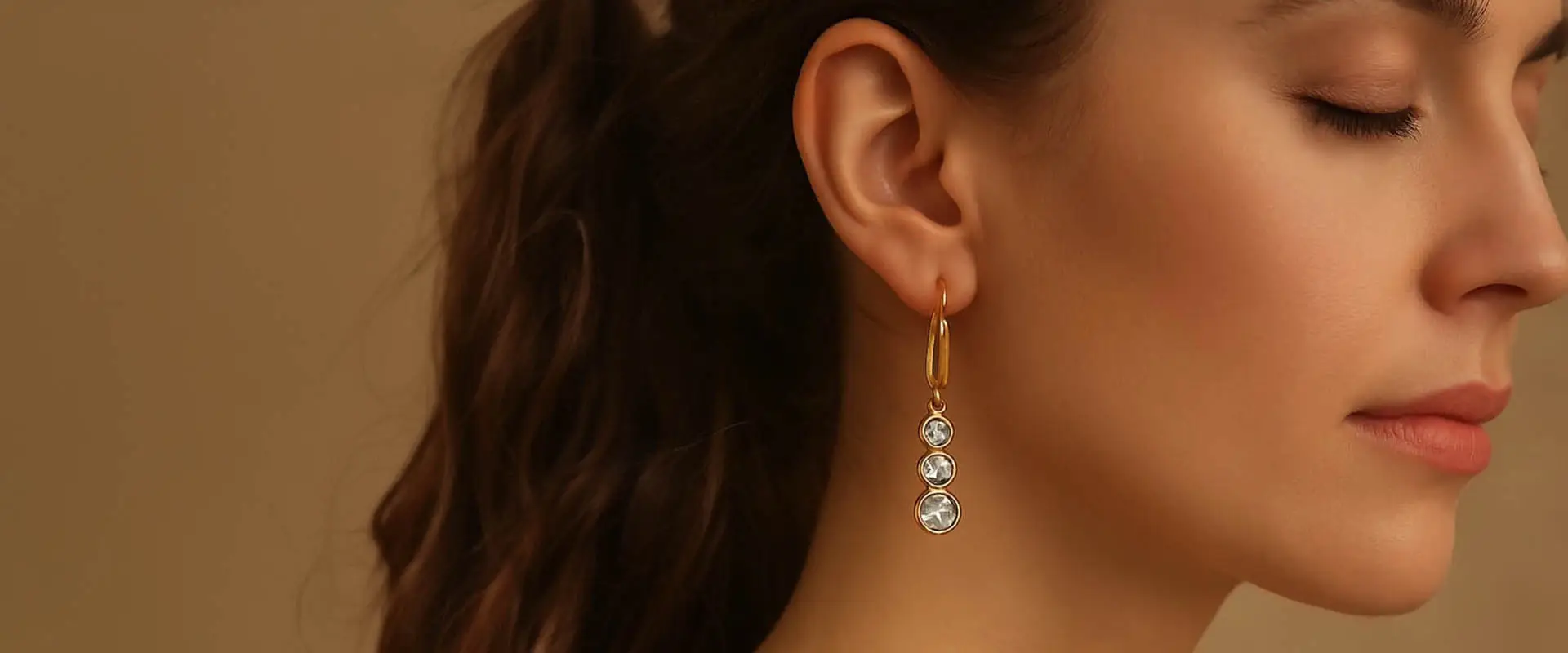 镶嵌宝石的耳环更显时尚。该选择哪一款呢？