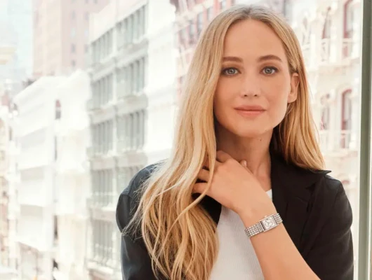 詹妮弗-劳伦斯（Jennifer Lawrence）在全新浪琴表迷你多尔切维塔（Mini DolceVita）腕表广告中大放异彩